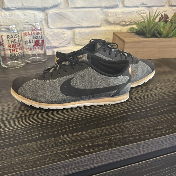 Women’s Nike Black and Gray low profile Sneakers - Picture 4 of 6